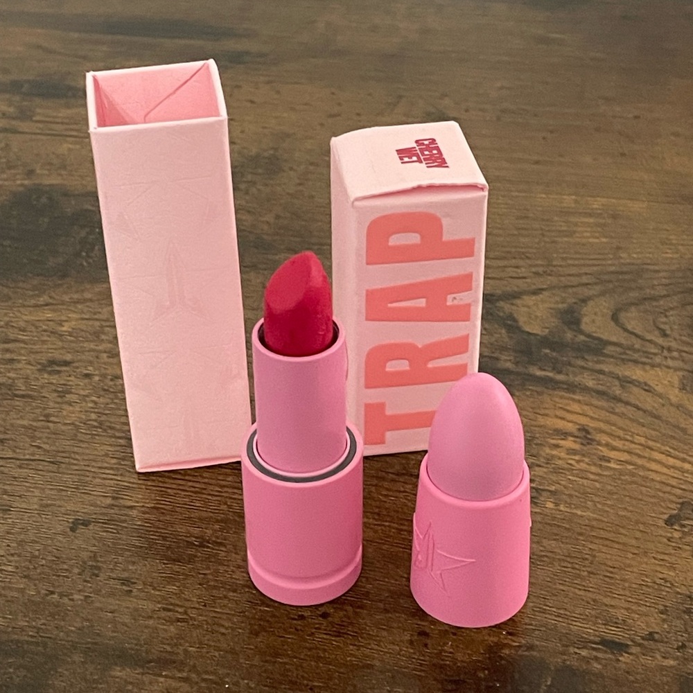 NEW IN BOX * Jeffree Star Velvet Trap Lipstick in Cherry Wet